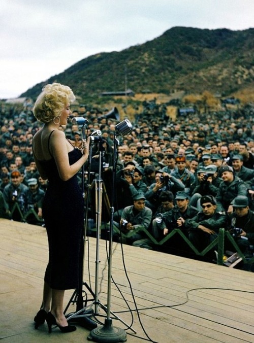 jimij29: bogarted:Marilyn Monroe performing to the troops in Korea, 1954 @bettymacs @theconniek