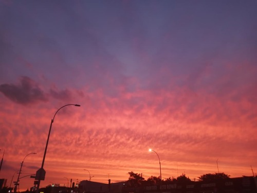 The sky is on fire&hellip; #lilblazar #photography #nyc #fire #amber #blue #colorful #artist #art #t