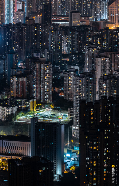 Buses parked at the bus terminal on the 8th floor, Chongqing city by 摄影师张坤琨 