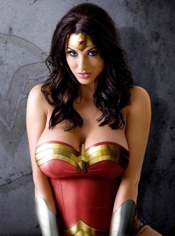 3sidestoeverystory:  Wonder Woman cosplay.