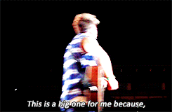 magnusalec:  Niall introducing Don’t Forget Where You Belong  