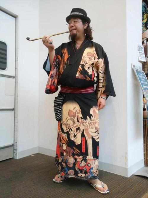 Now that’s being stylish :D Gashadokuropicture from Utagawa Kuniyoshi‘s famous ukiyoe and kimono by 