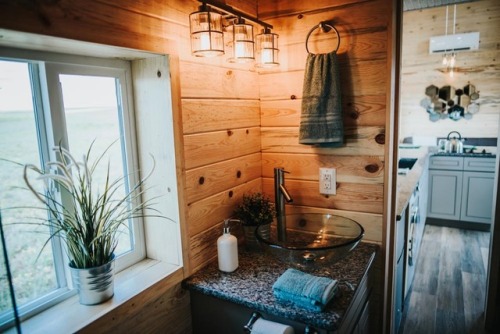 dreamhousetogo:  The Four Eagle by The Tiny Home Co.  I’d totally live in this 