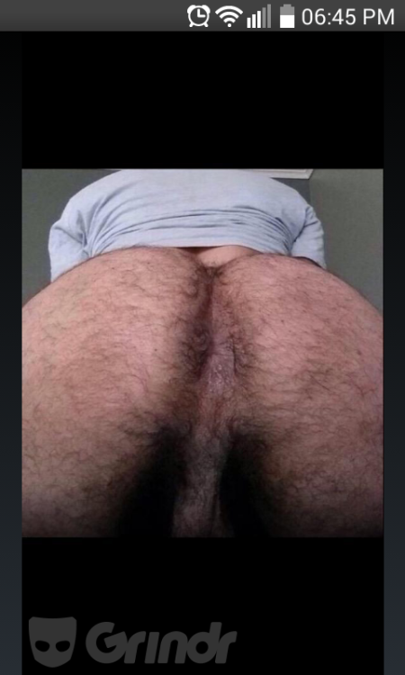 chicosmexicanosalxtremo:  Un sabroso peludito wow! Gracias Grindr!