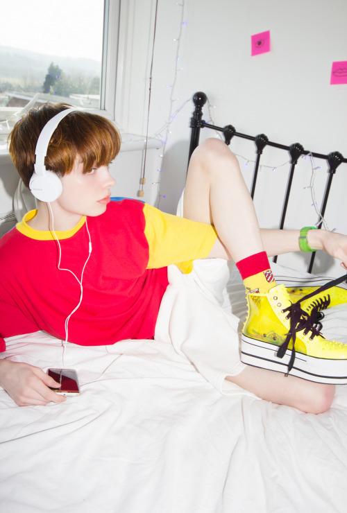 sillyphilosopherlove: captainspyrokid:  kjpyoshpjhg  Cute boy wearing gorgeous hightop yellow platfo