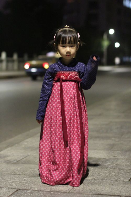 chinesehanethnic: 那些穿汉服的小萝莉们 Children wearing traditional Chinese Hanfu.