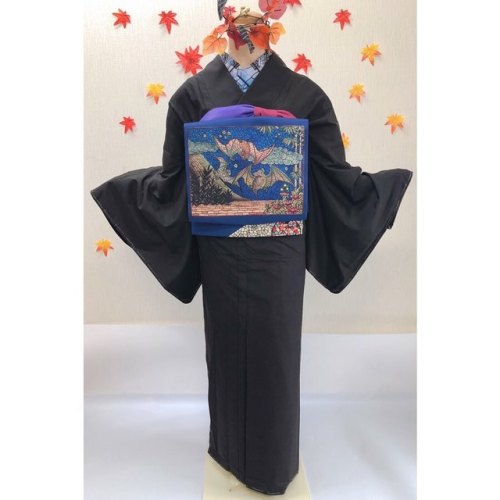 Ichiroya Kimonotte’s stained glass obi, depicting cute flying bats. The black kimono is a bit plain 