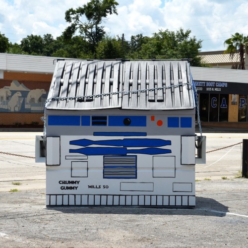 streetartglobal: OK, it made me chortle! R2Dump2 by @crummygummy in Florida (globalstreetart.