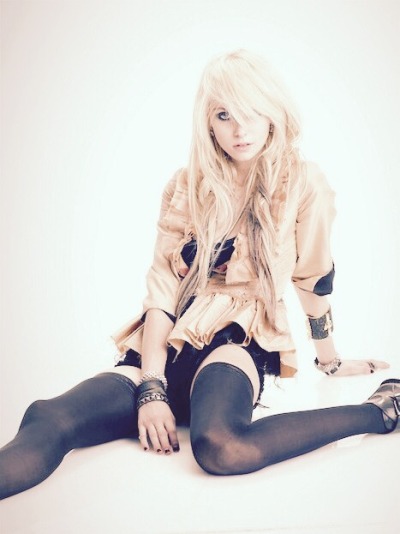 #taylor momsen#skinny girl#skinny body#skinny legs#skinny#skinny arms#blonde hair#long hair