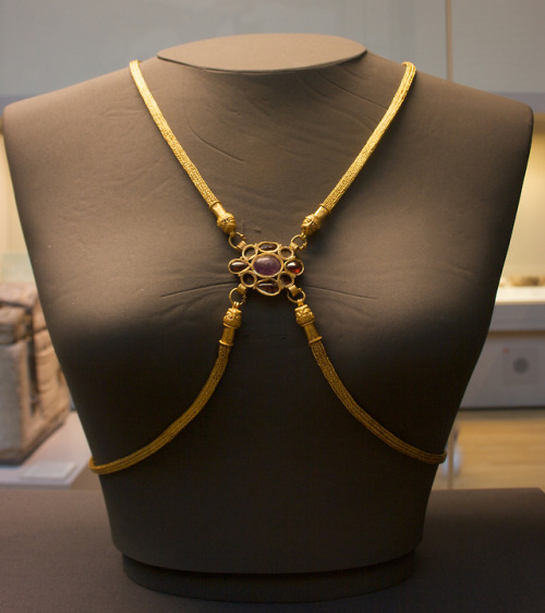 historyarchaeologyartefacts:Gold body chain from the Hoxne Hoard, Roman Empire 4th or 5th century. V