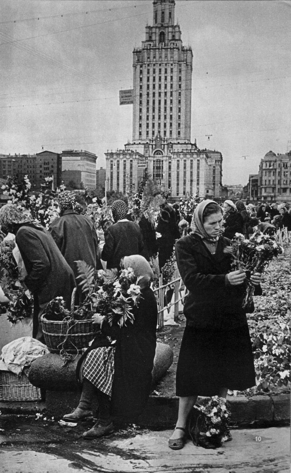 sovietpostcards:
“Flower sellers in Moscow (1959)
”