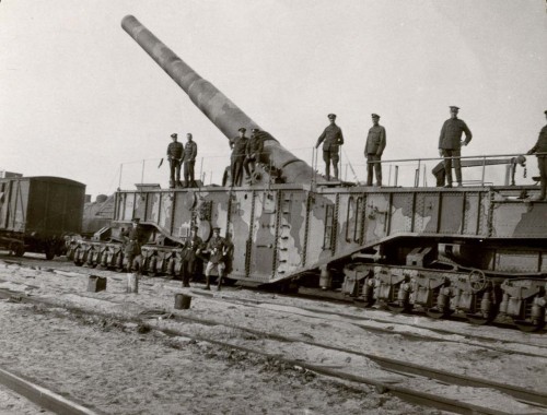 A 16-inch railway gun that was used on the Hindenburg Line in France (1918).