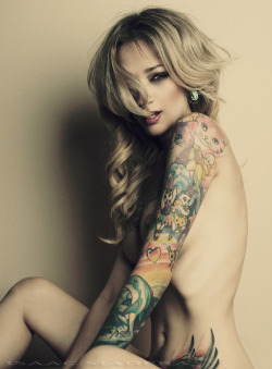 collar4goodgirl:  tattooedwomenarebeautiful:  Modèle: Theresa Manchester 