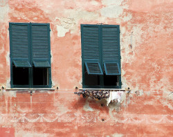 villesdeurope:  Beautiful windows in Vernazza, Italy 