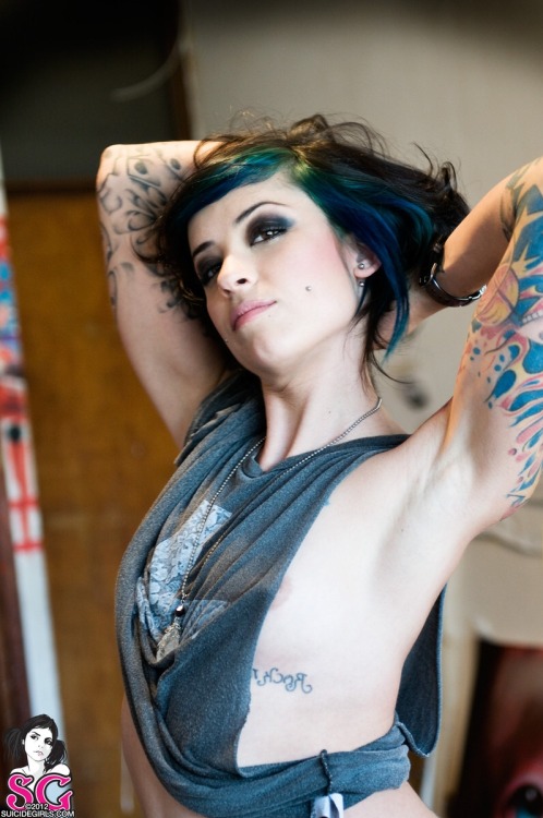 tattooedladiesmetal:  Smash