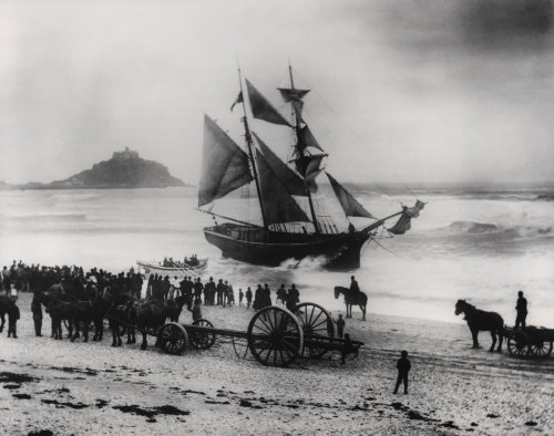 gameraboy: The Gibson family has taken thousands of striking shipwreck photos, from the late 1870&rs