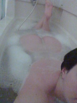 nikkis-double-ds:  Bubble bath time :)