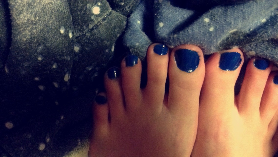 sarahsfeet:  Celebrating fresh painted tosies with some tickles to my soles ~