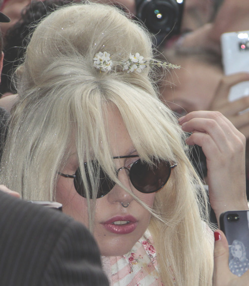 inbeautiful-piecessheis:  Glitter in her hair. 