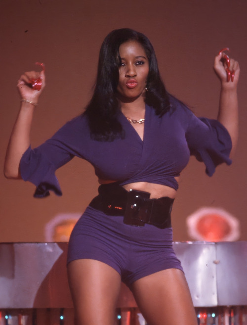 surra-de-bunda:A few Soul Train dancers from the 1980s & early 1990s.
