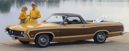 gigglefuck:  carsthatnevermadeitetc: Ford Ranchero Squire, 1970/71. The woody version of Ford’s sedan-based pick-up was updated with concealed headlamps for the 1971 MY my neighbor has a pristine 1970 Ranchero Squire GT with a 429 and shaker… deep