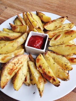 tobefre-ed:  Rosemary potato wedges with ketchup. YUM.