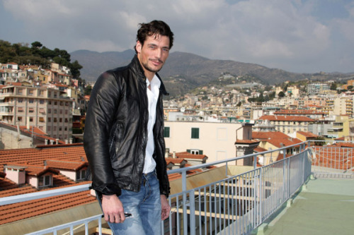 davidjamesgandyitalianlovers:    David Gandy attends the 59th San Remo Song Festival 2009 - ITA Feb 21 - That smile…heart-melting!!David veniva presentato alla conferenza stampa del 59° Festival di San Remo. - Sfoderava già quel sorriso mortale! 