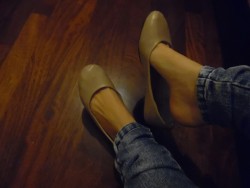 barefootwomen101:  sundaysfeet:  My lovely flat shoes:D                 