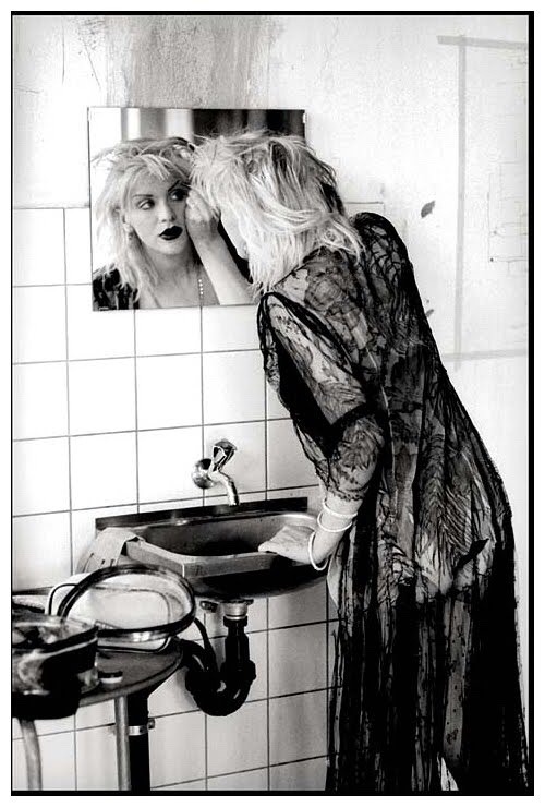 harder-than-you-think:Courtney Love by Kevin Cummins, Zurich, 1995.