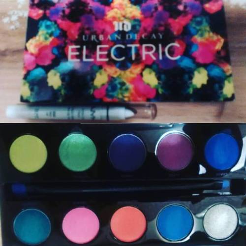 So after a long time putting off buying the #urbandecay #electricpalette and hearing that it would b