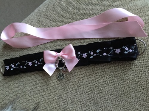 kittensplaypenshop:  lolita-fox:  This is going to be my official @kittensplaypenshop​ review for my two items: 18″ arctic fox tail w/ white tip and bubblegum ties and my Midnight (?) Sakura collar 12″ with a pentagram charm and pink crystal charm.