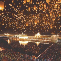 deewanii-mastanii:  Such an amazing photo from Harmandir Sahib, Amritsar Wishing you all a Happy Bandhi Chhor Divas and   Diwali  PC - sikhexpo