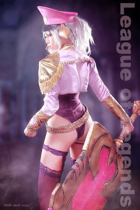 league-of-legends-sexy-girls:  Riven Cosplay 