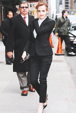 petite-blonde-and-snarky:  Emma Watson arrived at the Ed Sullivan Theater for the
