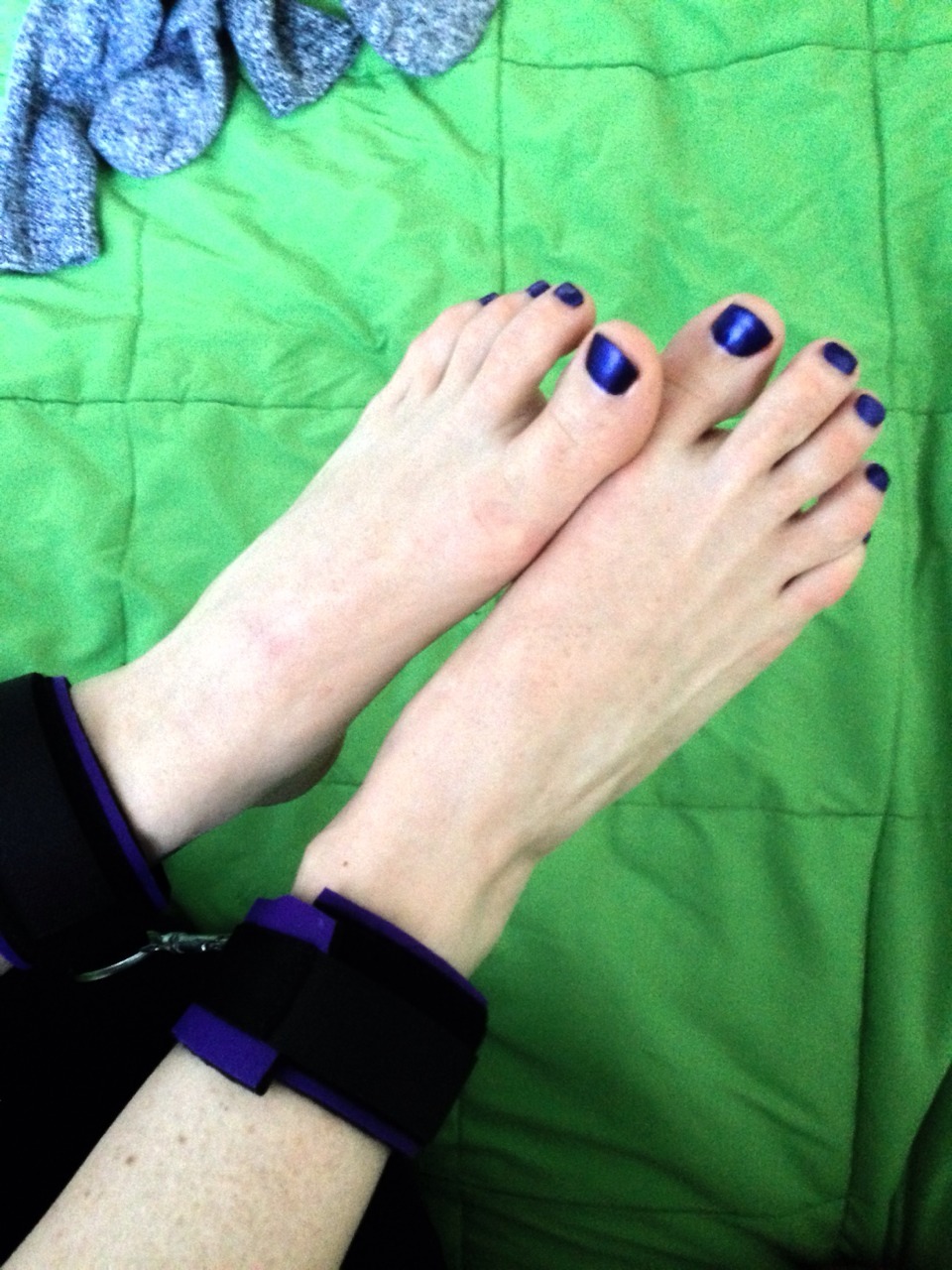 sammifeet:  Sometimes partially showing my face, while still remaining anonymous