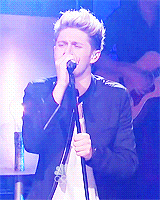 lewisandneil:  Niall performing Through the Dark on SNL 