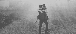 sentimientos-en-el-aire:  La persona que baile contigo bajo la lluvia será la que camine contigo bajo la tormenta.