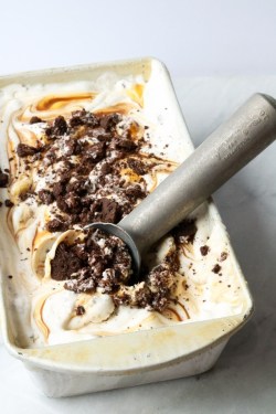 red-faced-wolf:  sweetoothgirl:   NO CHURN COOKIES &amp; CREAM ICE CREAM  Do I want to get fit or do I want to exceed my record weight 