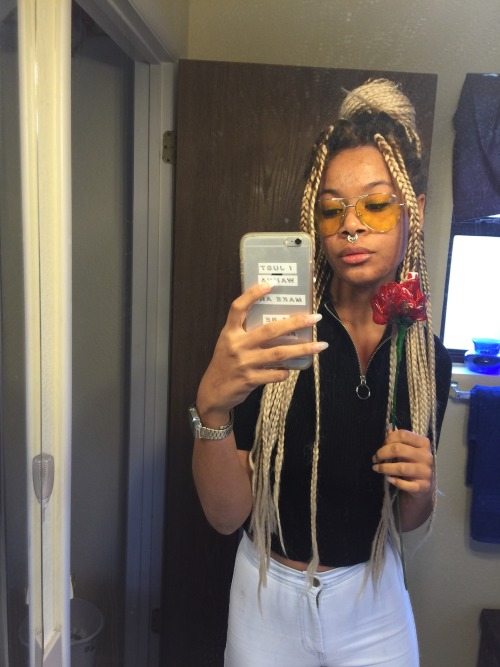 panteha:  panteha:  Blackout 🌹🔪  Don’t I just look like I live in 1970s Paris, seducing an killing men ? 