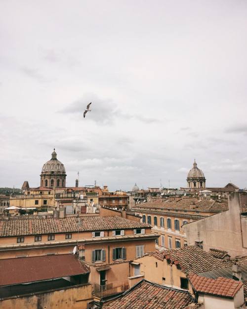 crosmataditele:Roma è la città degli echi, la città delle illusioni, e la citt&