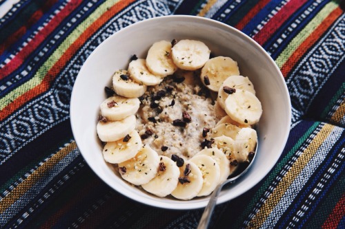 Chia-oats with coconut milk.. Banana and topped with raw cacaonibs. Goooood morning!