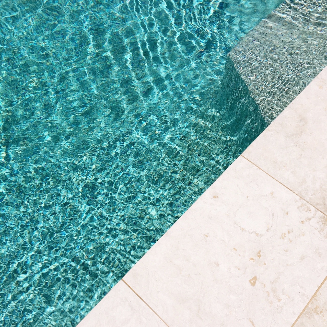 florels:  It’s hot today. Thank god for pools 💦   ✨💯  insta @emmalucys