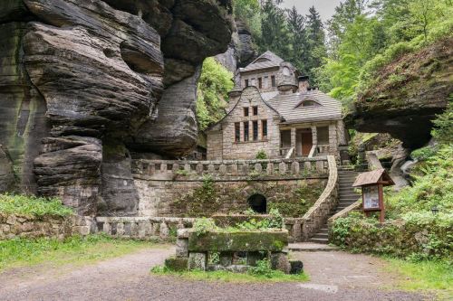 The secret rock house in Hřensko / Czech Republic (by Tom Kacmary).