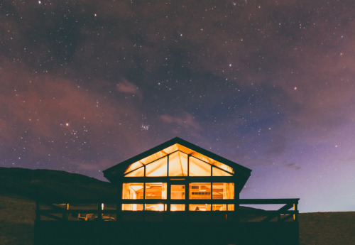 lensblr-network:Guest house on point - South Iceland photo by Mark Cornick  (markcornickphoto.tumblr