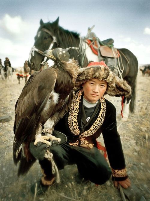 Fonte Pinterest , Mongolian boy with his hunting partner, a Golden Eagle ca740030a979ab79359d3873ed1