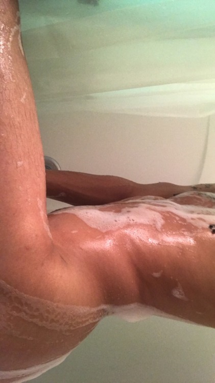 kiddmaverick:  Come wash my back 😏😝