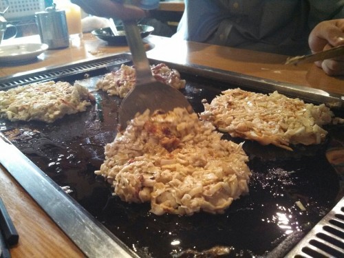 【４９９】原宿は 好み焼き屋で 昼食に 食べ放題を 頼み楽しむ