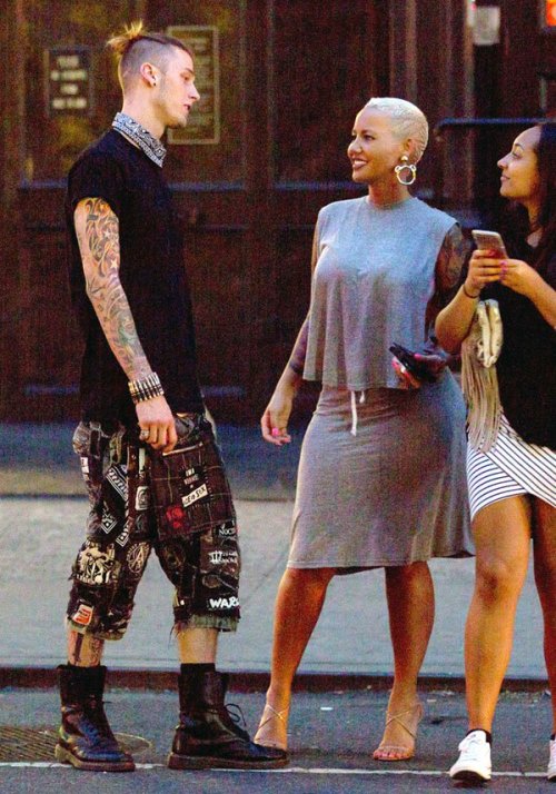 famousbwwmcouples:  Model/Actress Amber Rose and ‘Wild Boy’ Rapper Machine Gun Kelly dates He calls them Guns and Roses 😖😻🌹🌹🔫