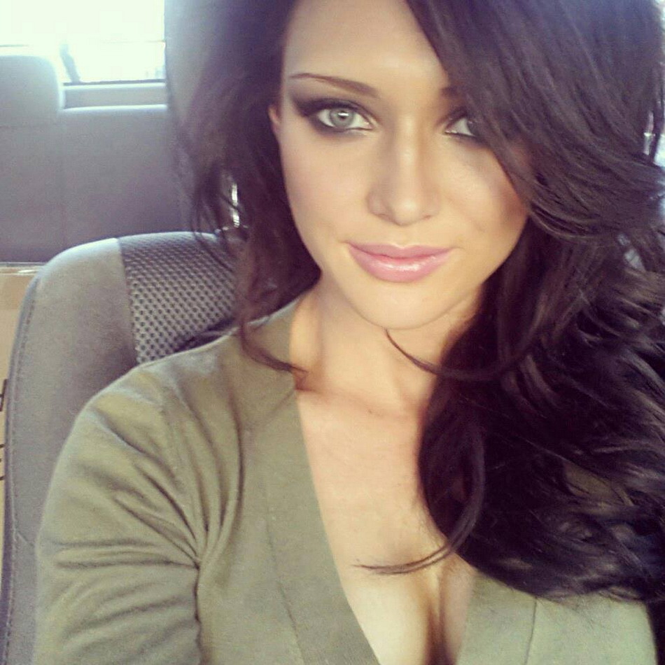 cute-brunette-babe:  Brunette Babe http://cute-brunette-babe.blogspot.com/