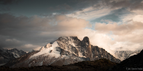 Coucher de soleil nuageux sur l'Aiguille Verte et les Drus.(Massif du Mont-Blanc, Haute-Savoie - Oct